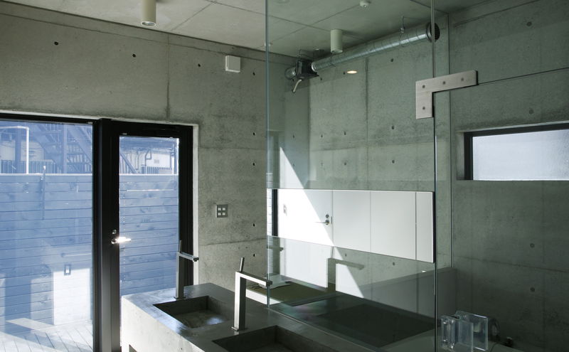 コンクリートが印象的なスタイリッシュに統一された洗面室。