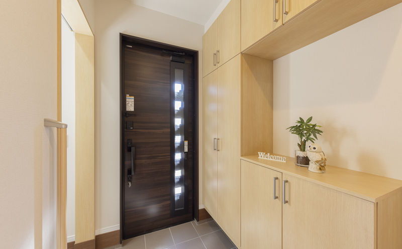 可動棚を設置したシューズクロークつき玄関