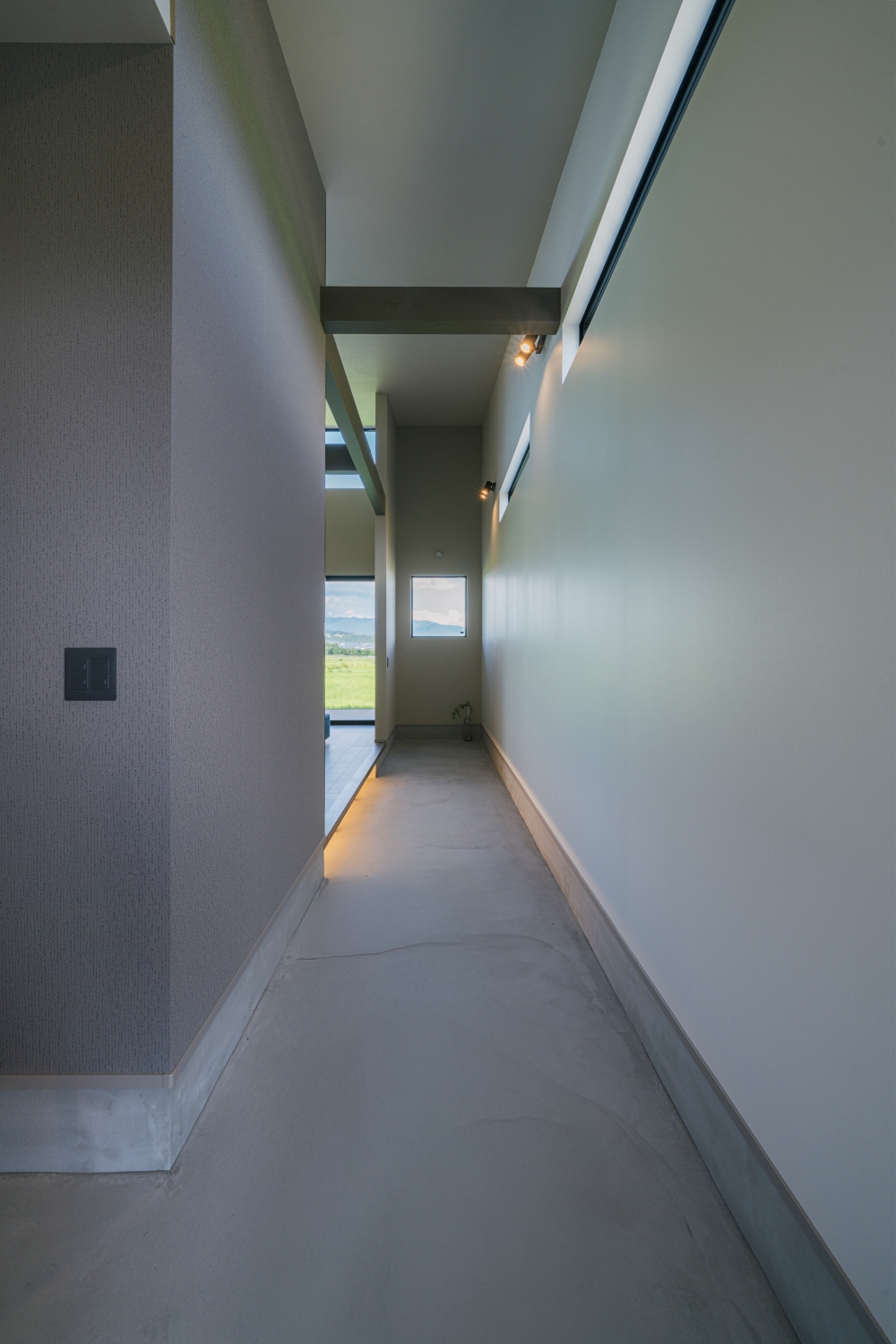 玄関からリビングへとつながる土間が、室内に開放感をもたらします。