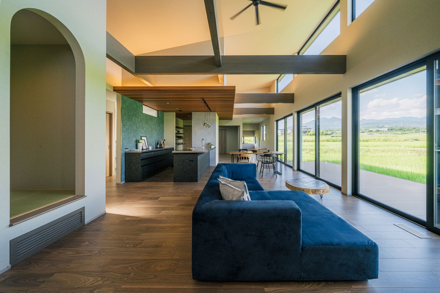 梁あらわしの天井が印象的なリビング