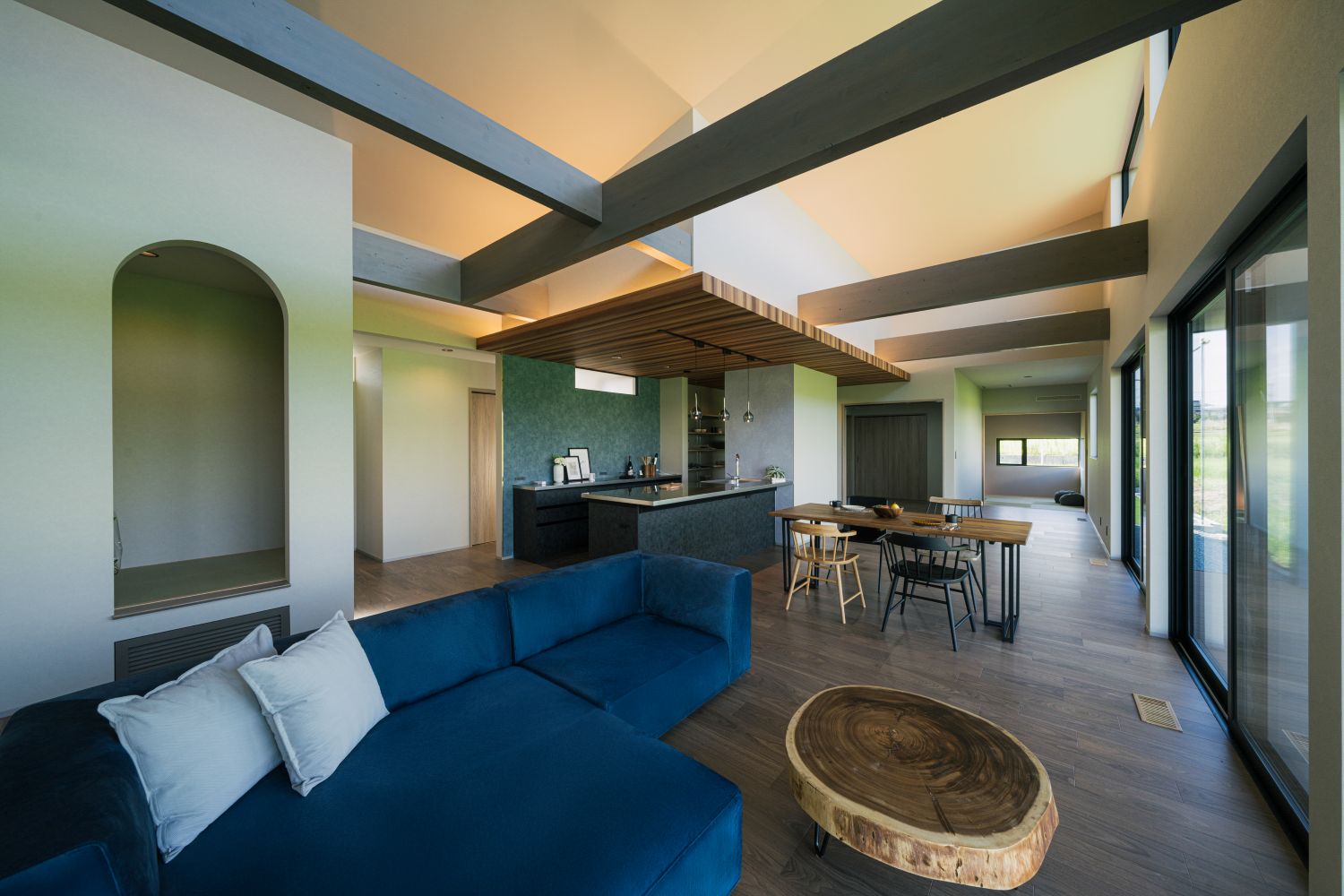 外と内がつながるような大開口のあるLDK