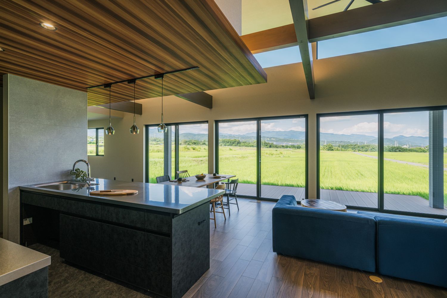 景色とつながる、開放感のある平屋