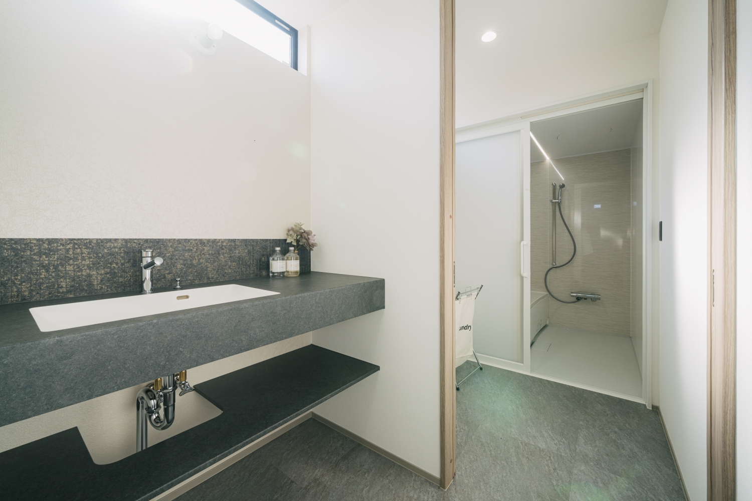 シンプルで清潔感のある洗面室