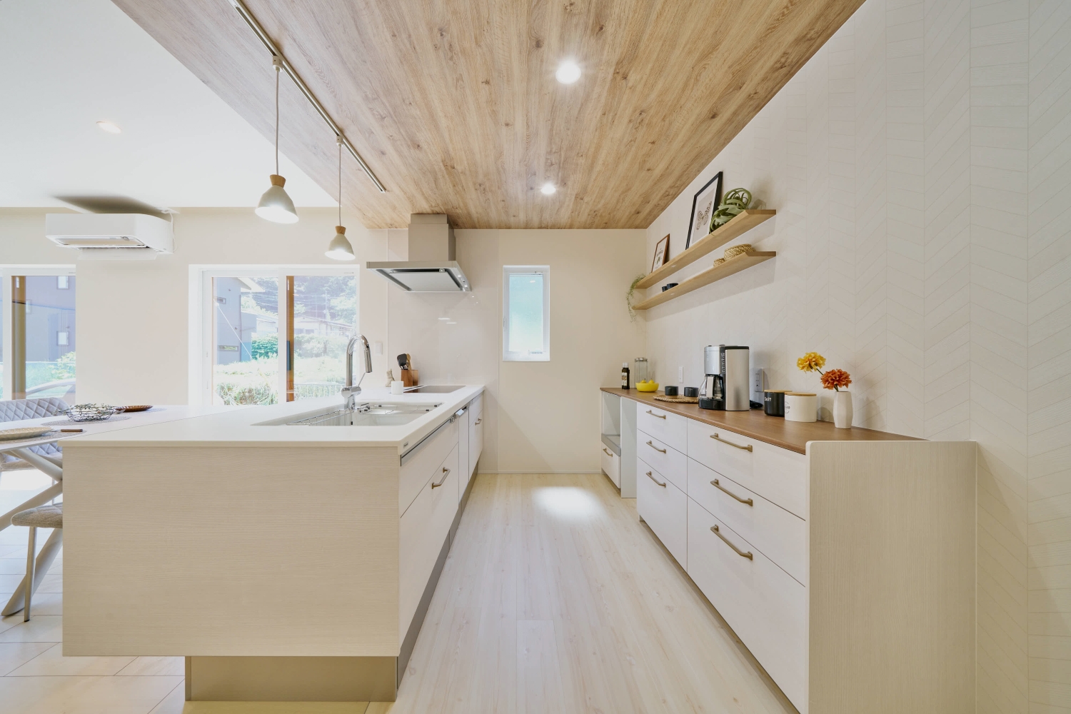 清潔感溢れる白のキッチン