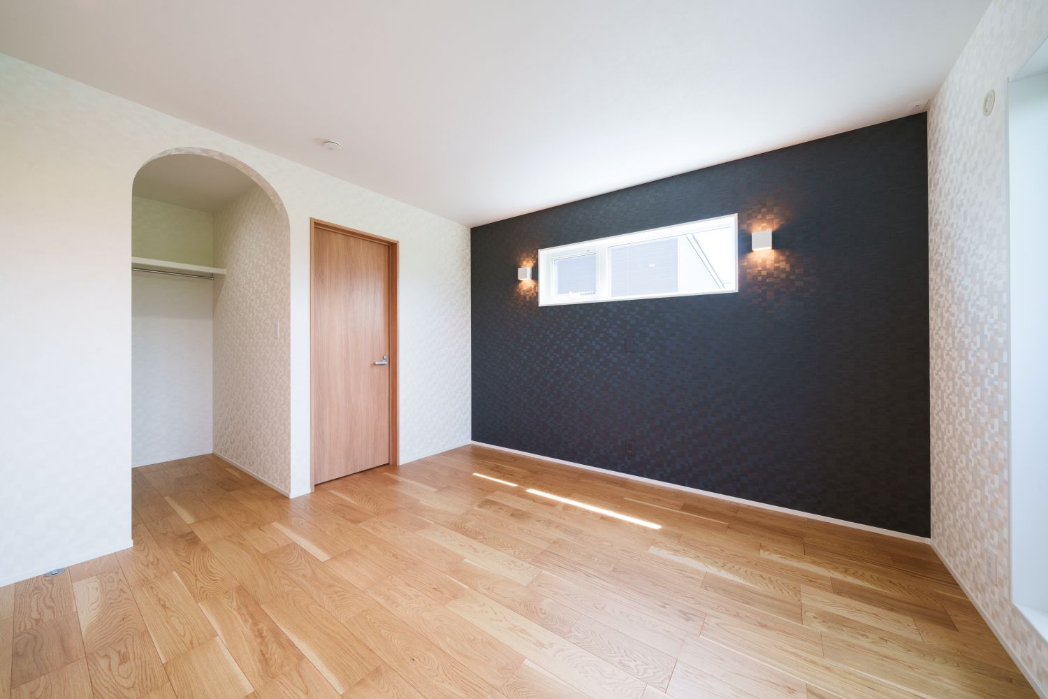 落ち着いたアクセントクロスが印象的な主寝室