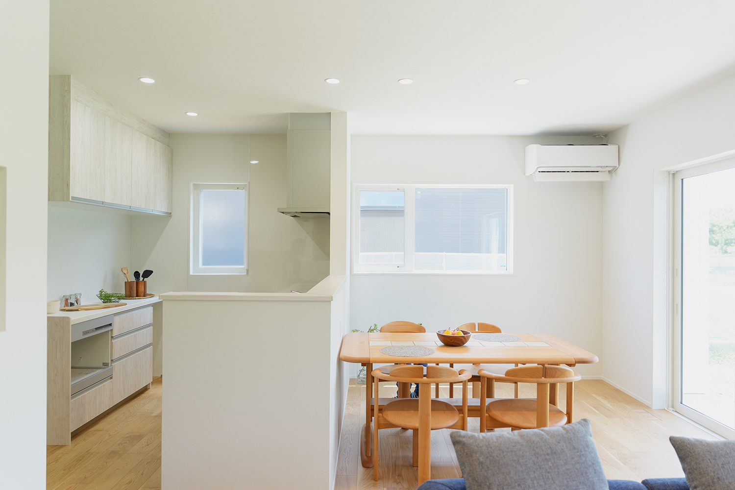 家族が集まる、明るく開放的なダイニングキッチン