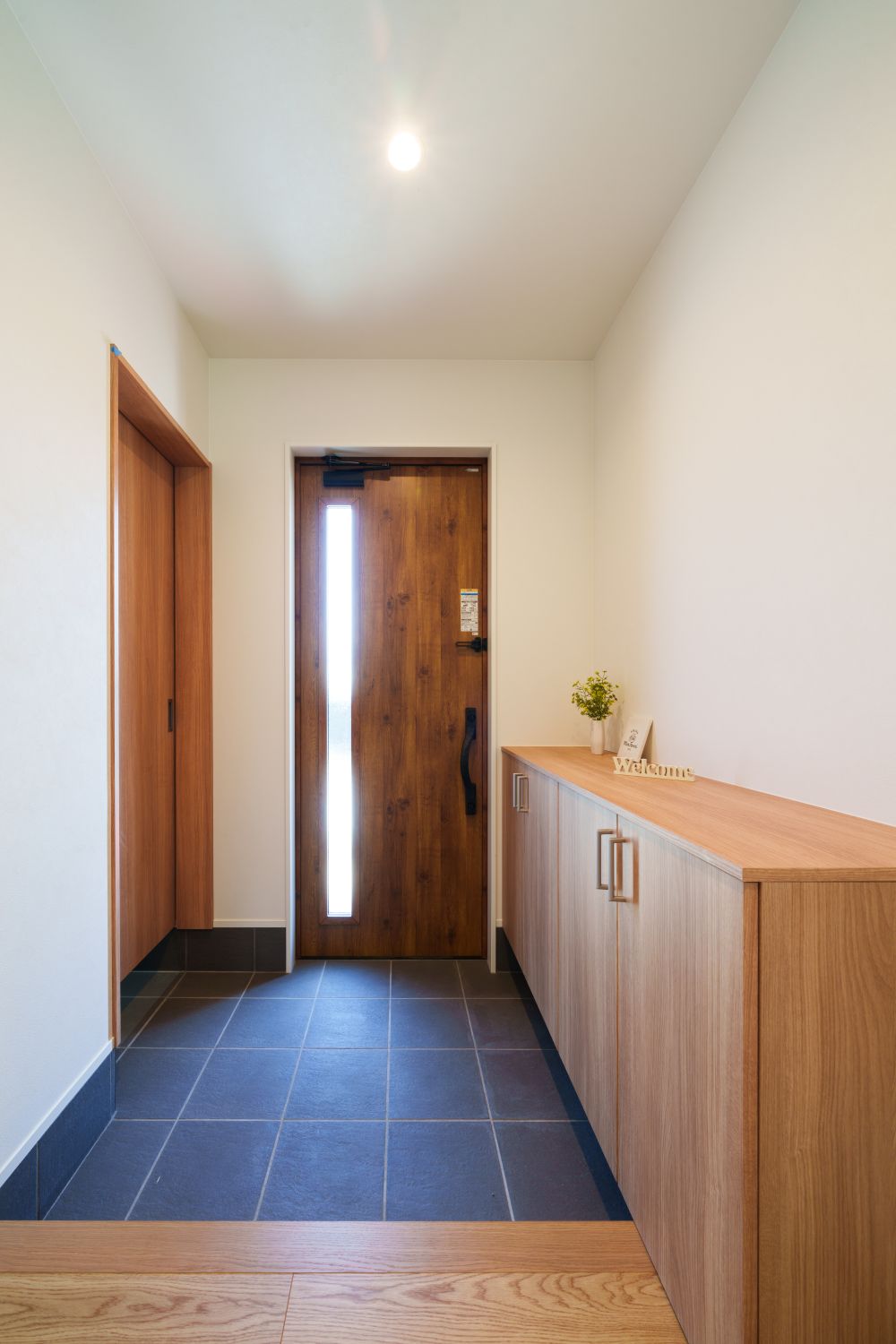 シューズクロークを隠せる扉付きの玄関収納