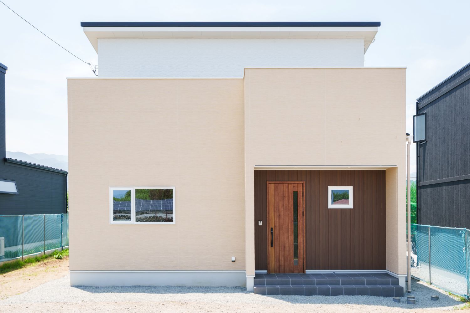 外壁の色使いが印象的な外観