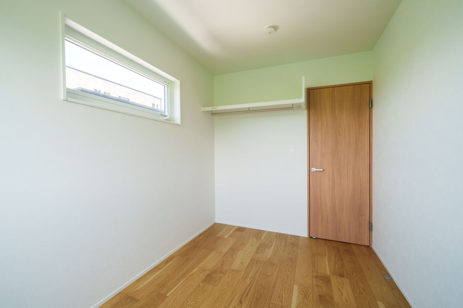 高窓で外からの視線を遮りつつ、自然光を取り込む子ども部屋