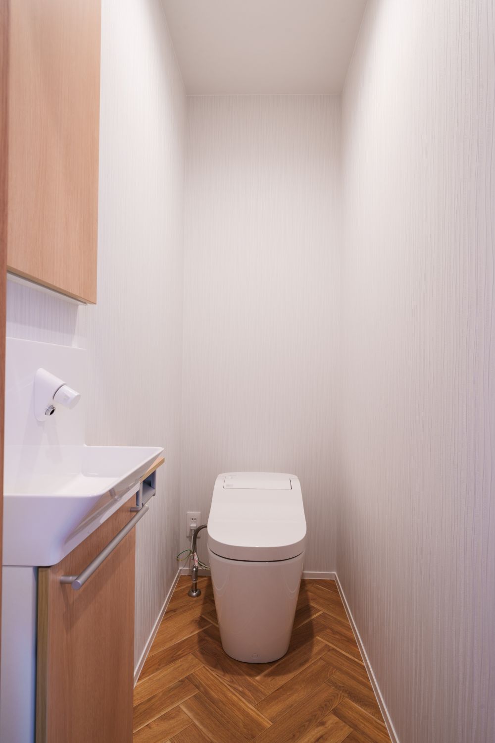 木の温かみを感じる、シンプルなトイレ空間