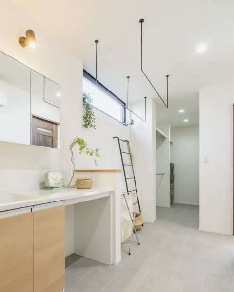 ランドリーからウォークインクローゼットが繋がる設計。家事楽動線です。