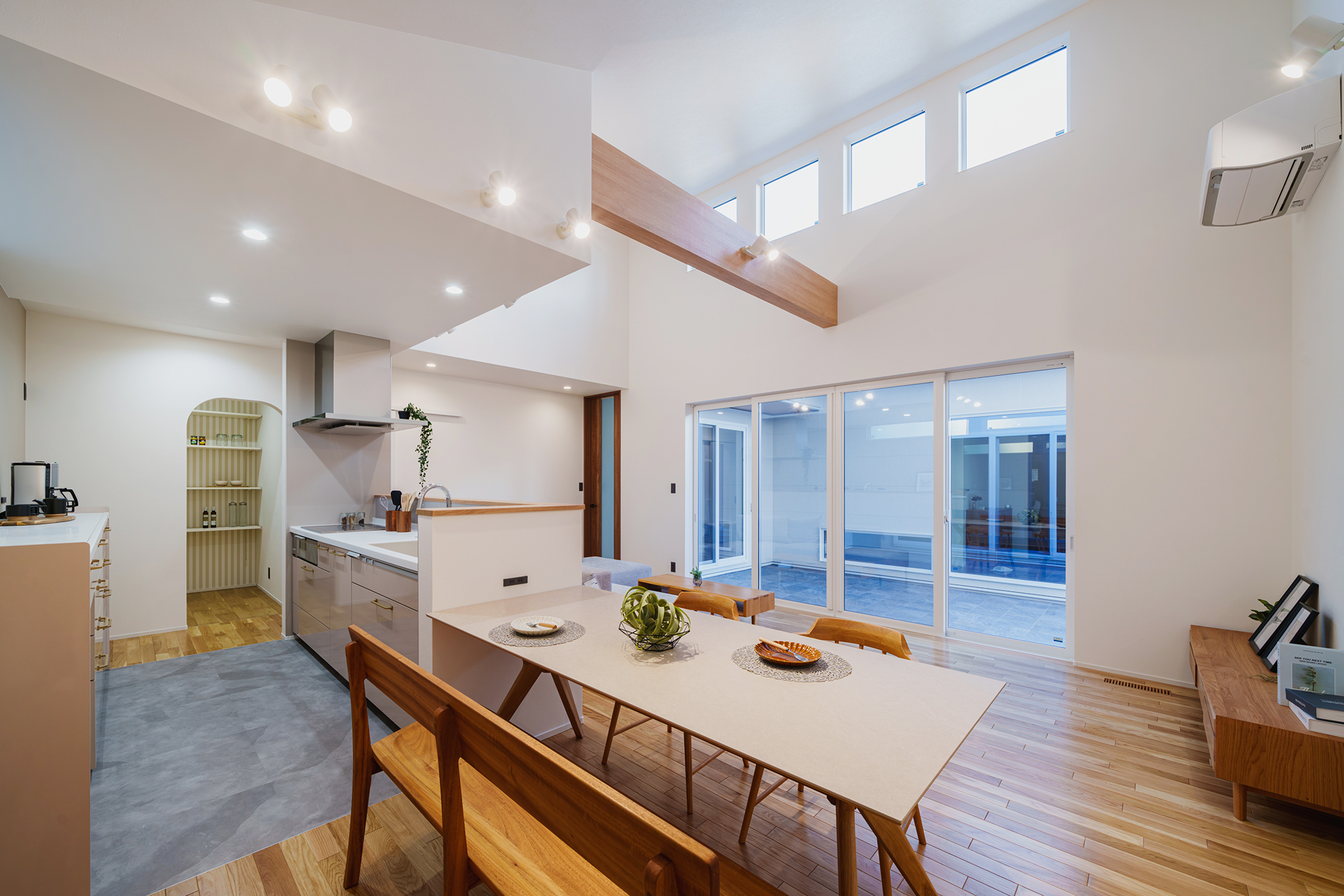 中庭でつながるコの字型平屋