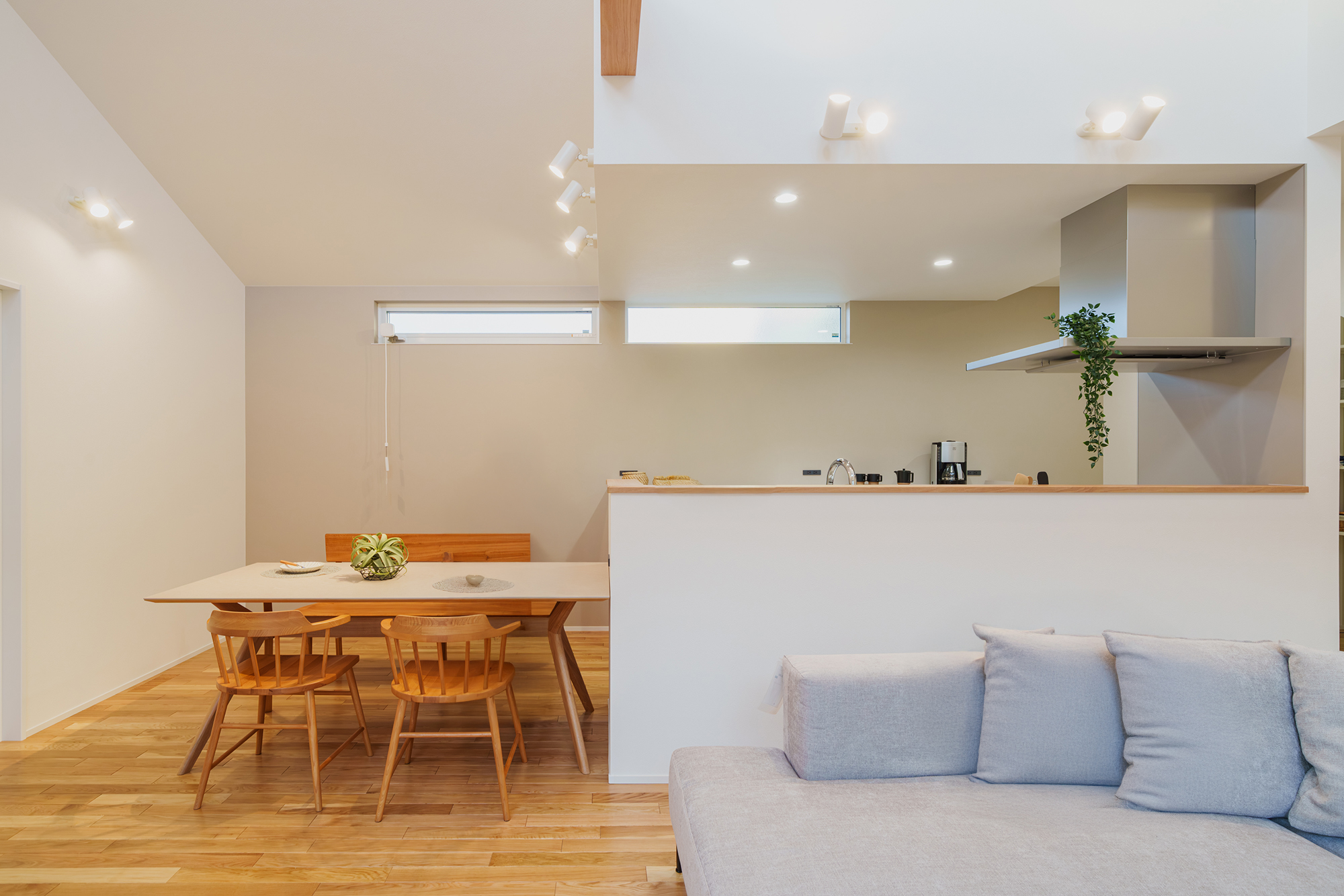 中庭に視線が抜ける、やわらかな雰囲気のダイニング