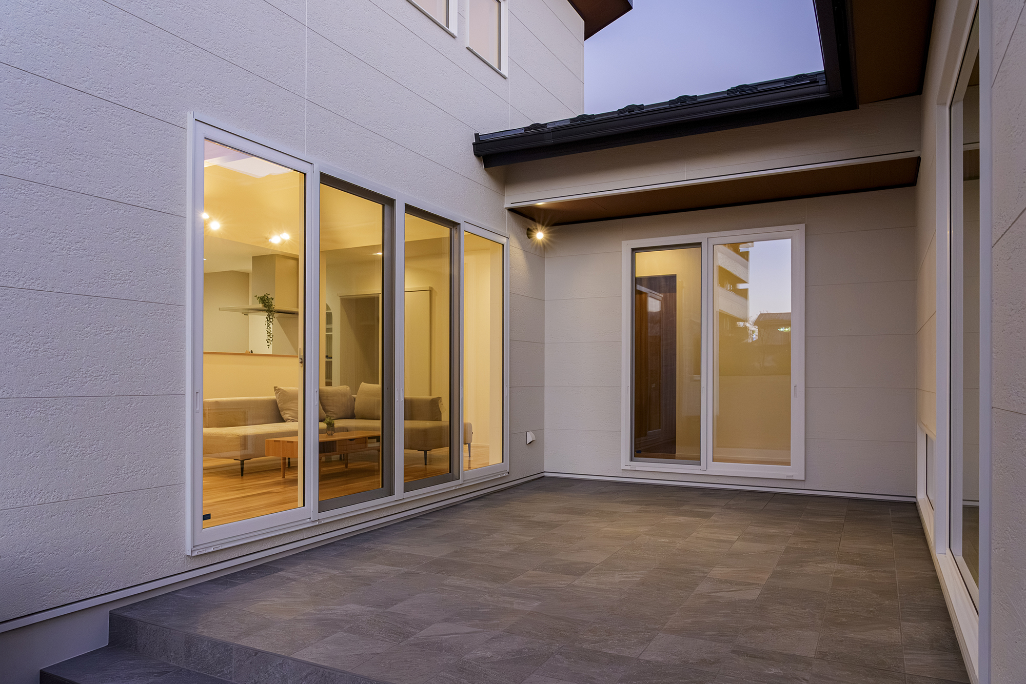 夕方の柔らかな光が心地よい、中庭のタイルデッキ