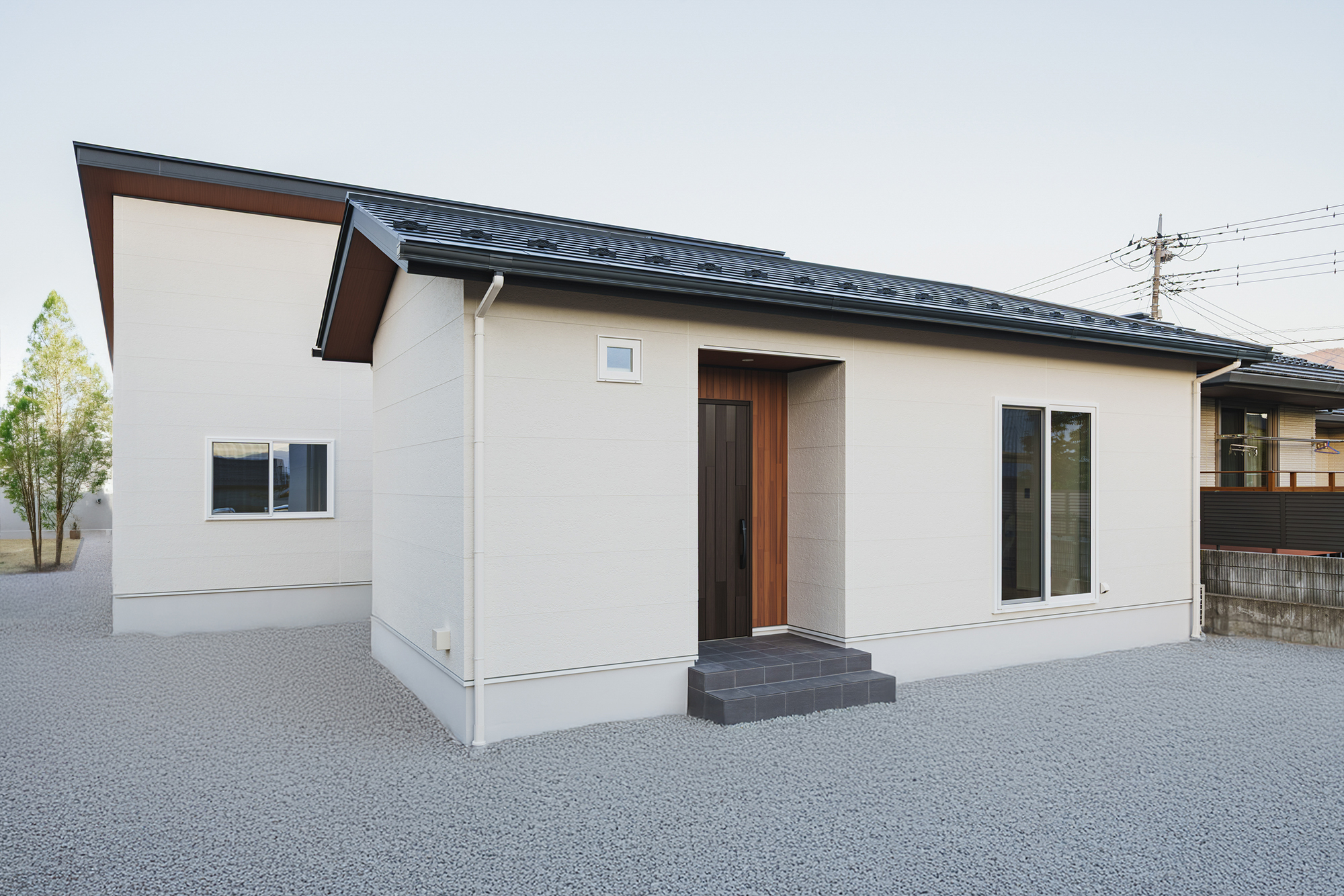 コの字の形状が特徴の外観。中庭へ視線が抜ける平屋のデザイン