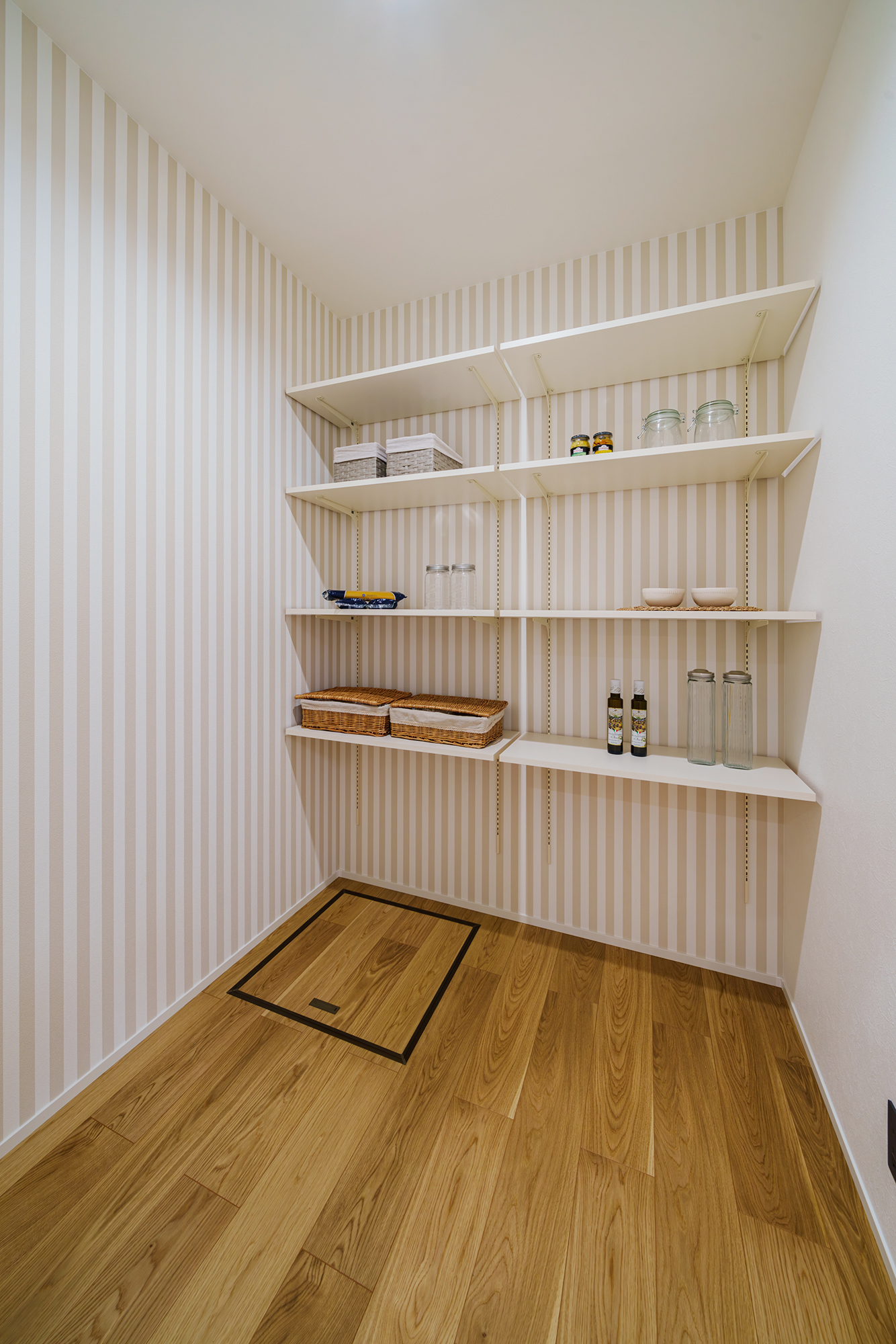 買い置きに便利な、棚を備えたパントリー