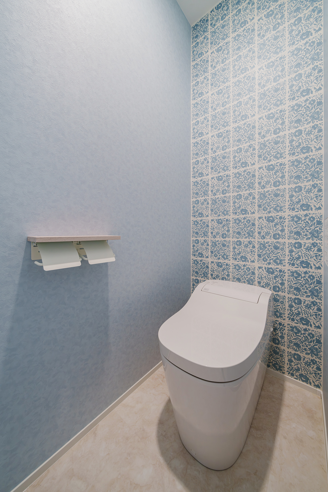 爽やかな色合いでまとめたトイレ空間