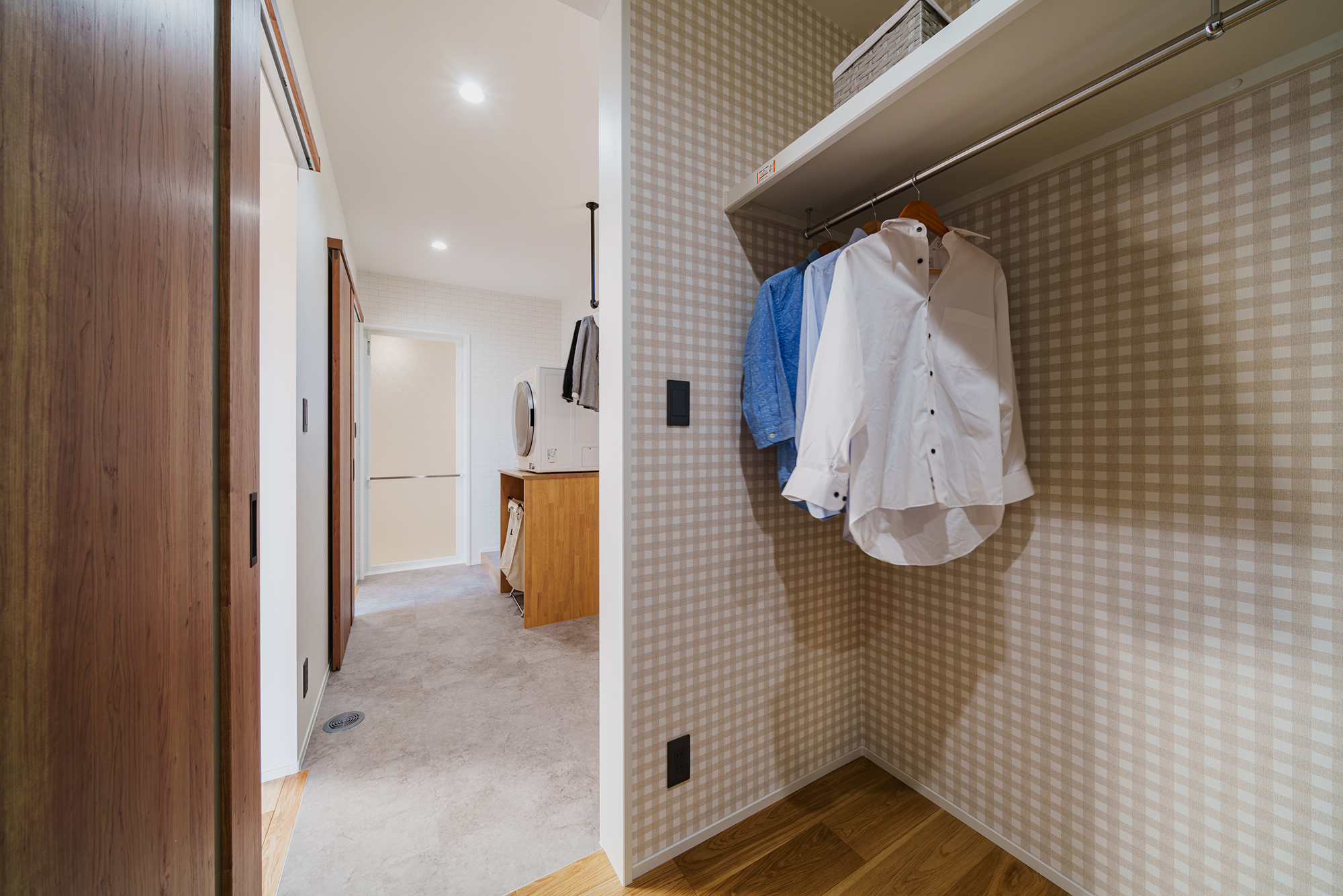 ランドリーから続く動線上に設けたクローゼット