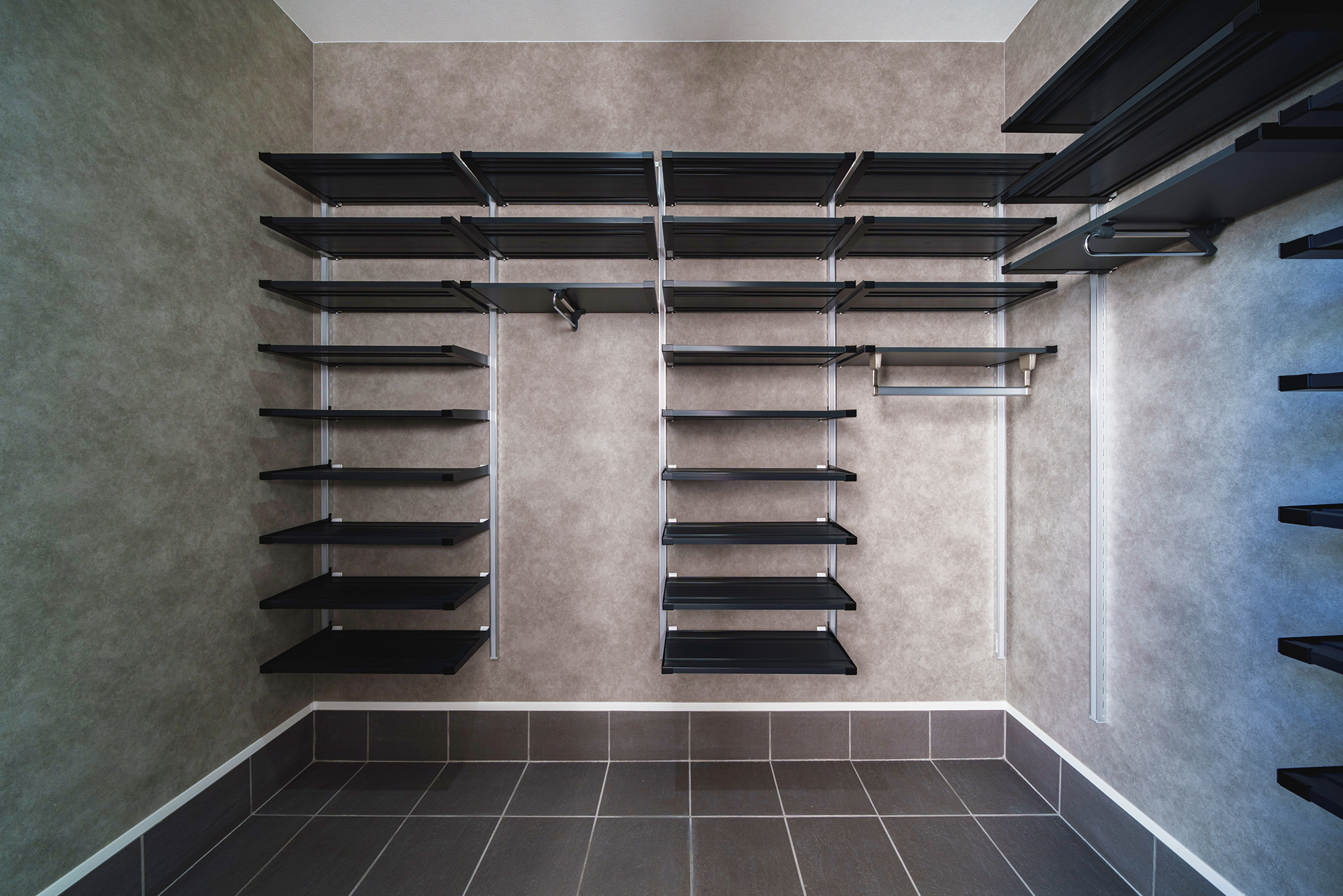 玄関横のシューズクローク。外で使うものもすっきり片付きます