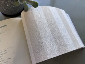 白とベージュのストライプのクロス(壁紙)。小さな空間で取り入れることが多い。