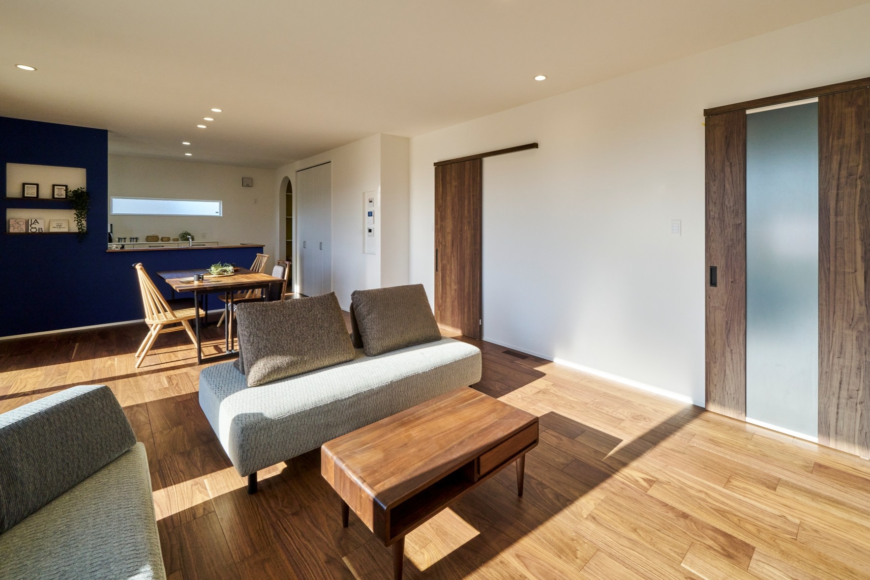 柱のない24帖の大空間LDK。強さと開放感を両立した家