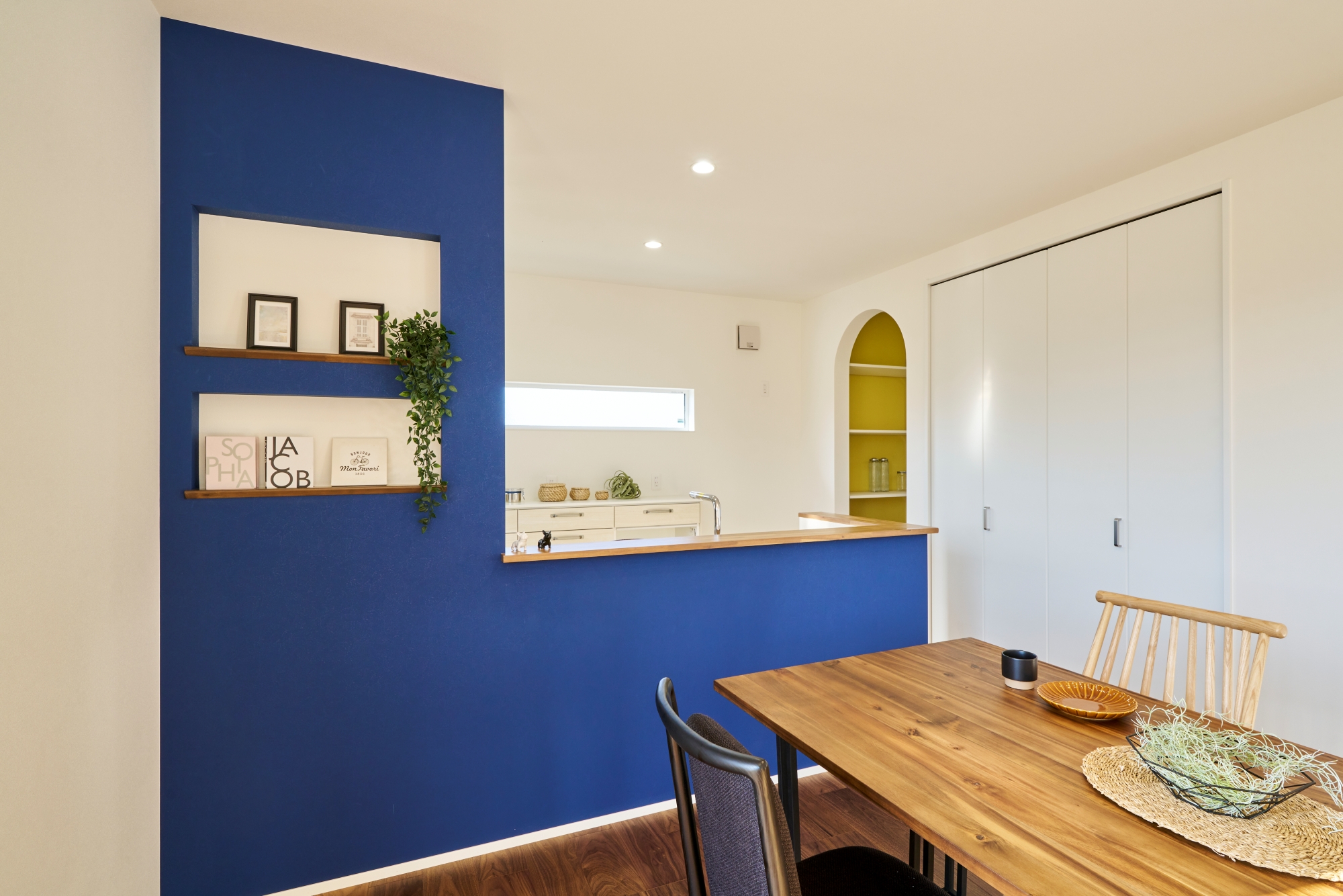 キッチン背面を彩る、鮮やかなブルーのアクセントクロス