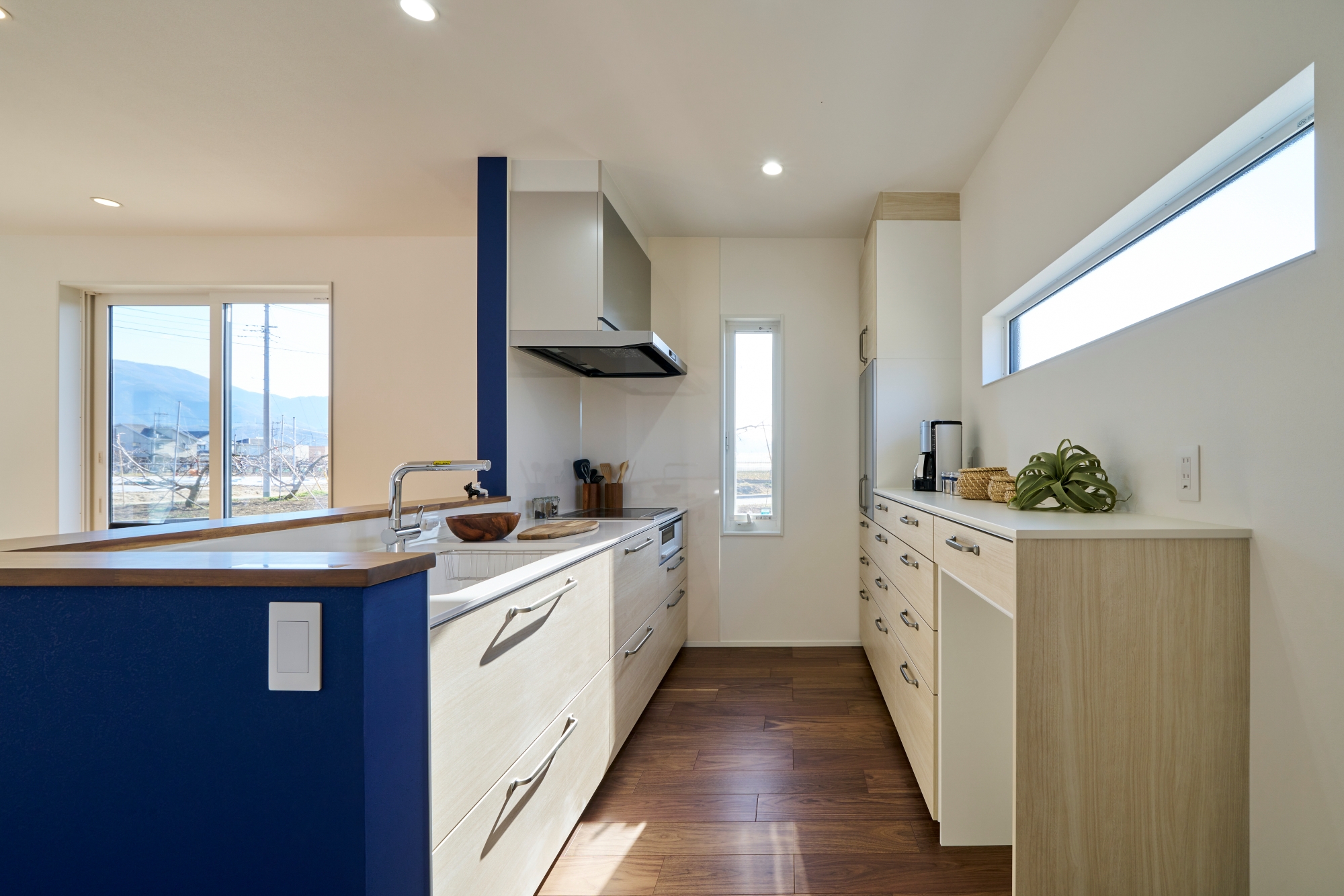 たっぷり収納できる高めのカップボード