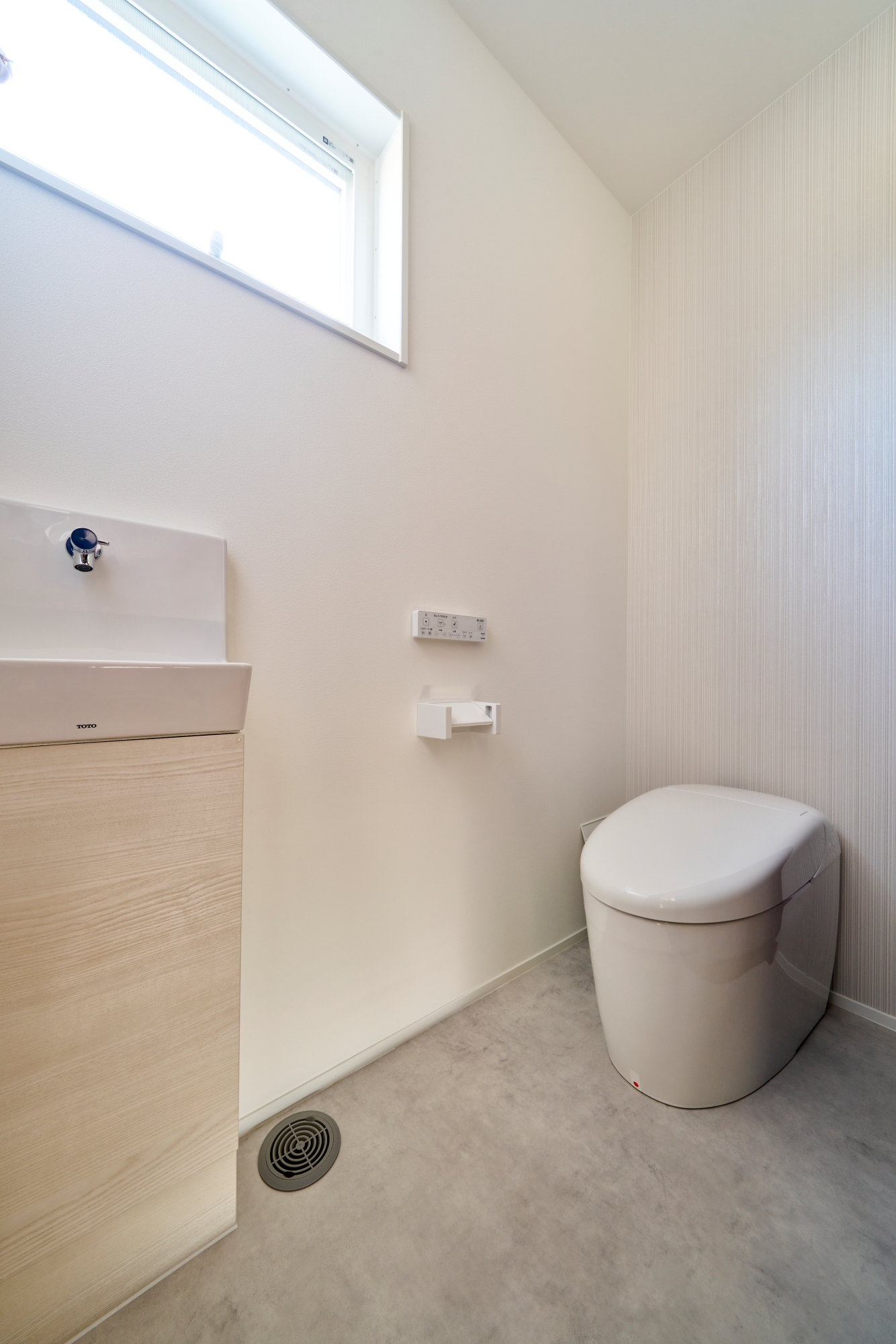 清潔感あふれる、シンプルで落ち着いたトイレ空間