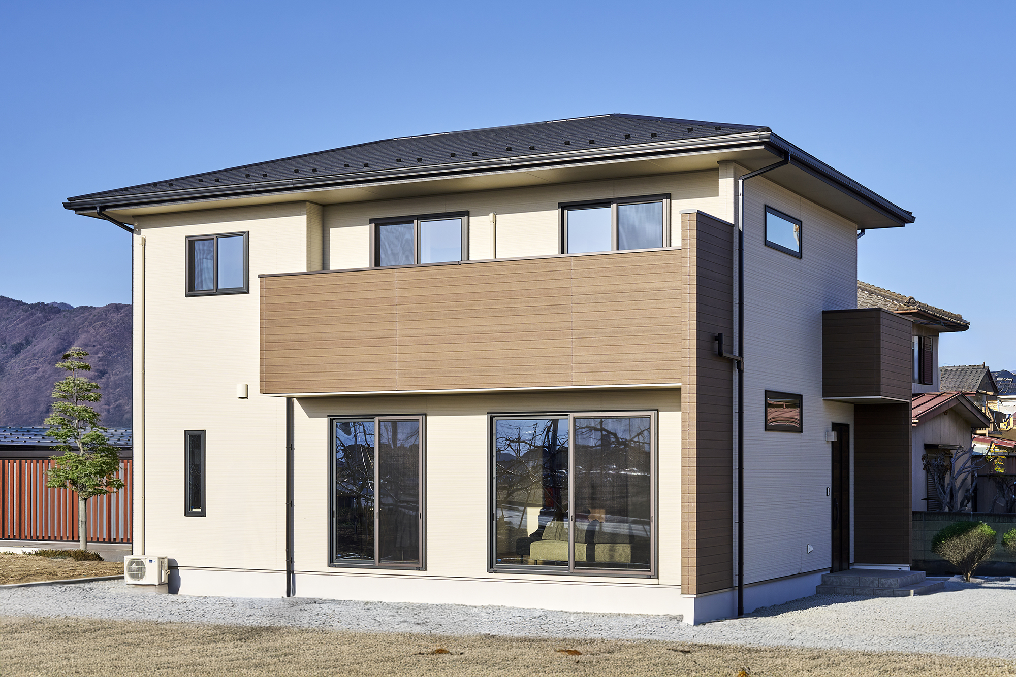 ベージュ×ブラウンのツートンカラーが落ち着きを感じさせる外観