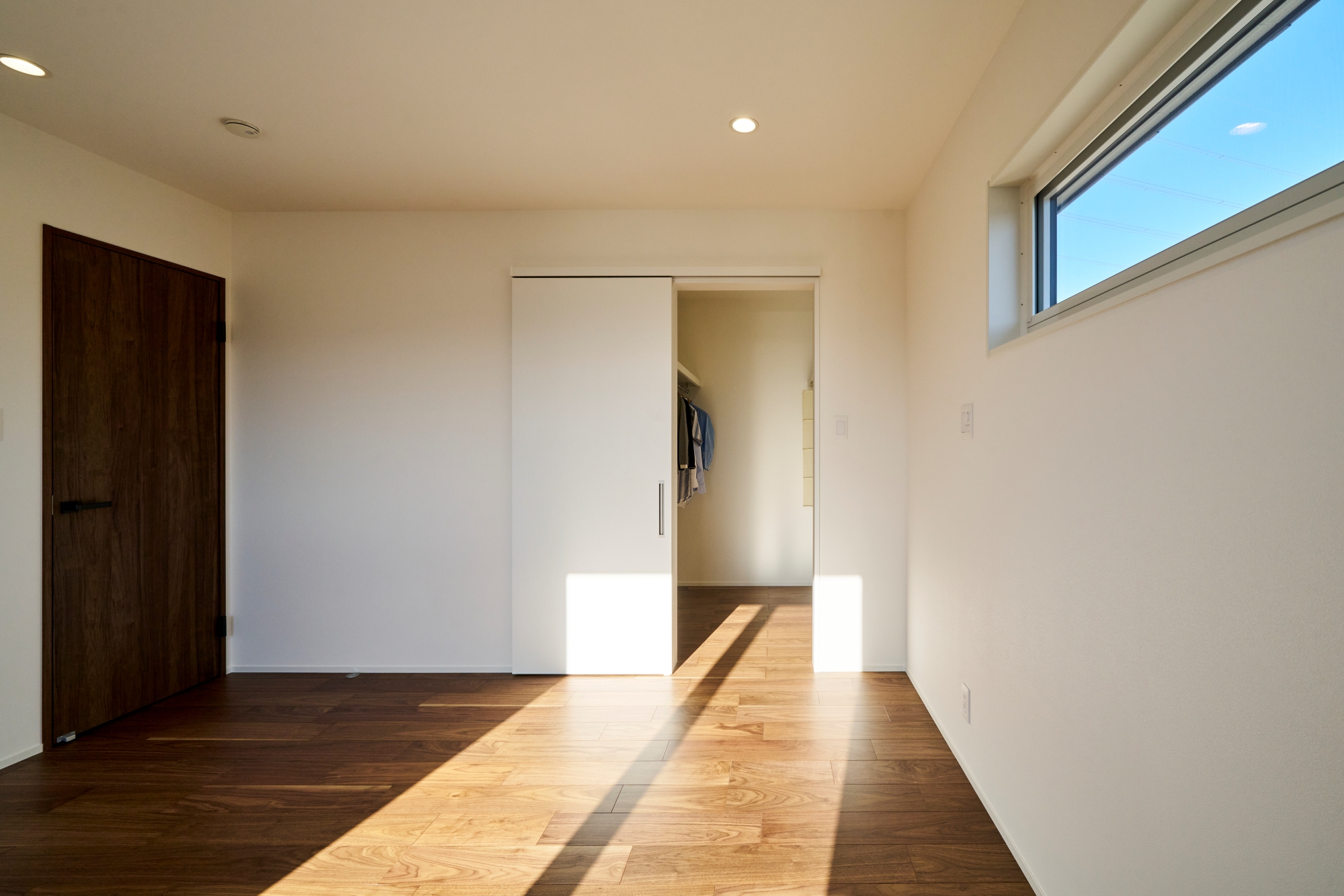 大きな窓から光が差し込む寝室