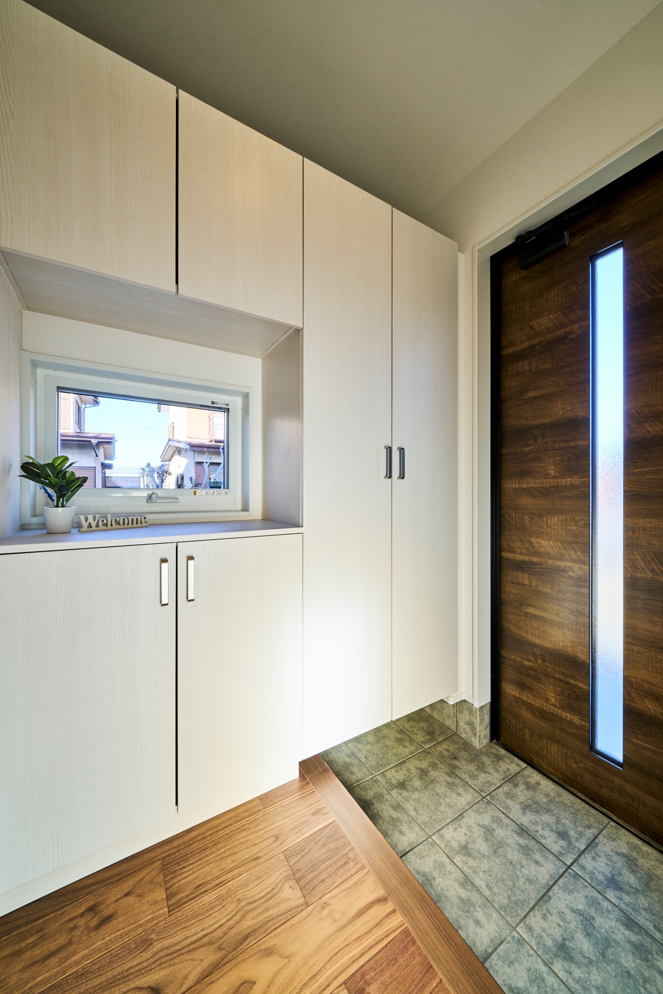 収納力も備えた、木目の質感が温かい玄関ホール