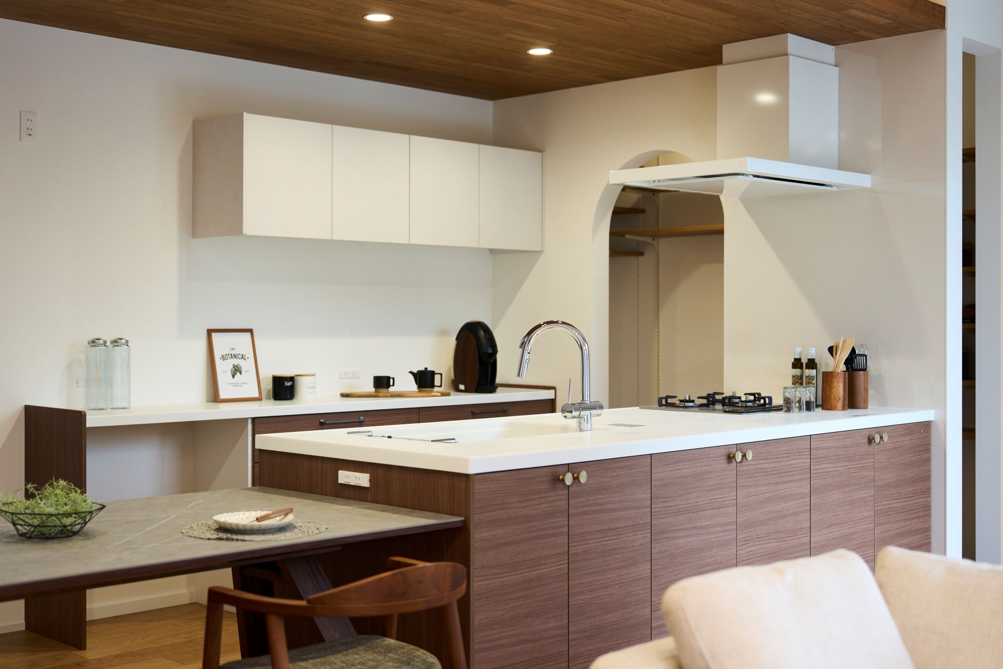 木目調の下がり天井が映えるキッチン