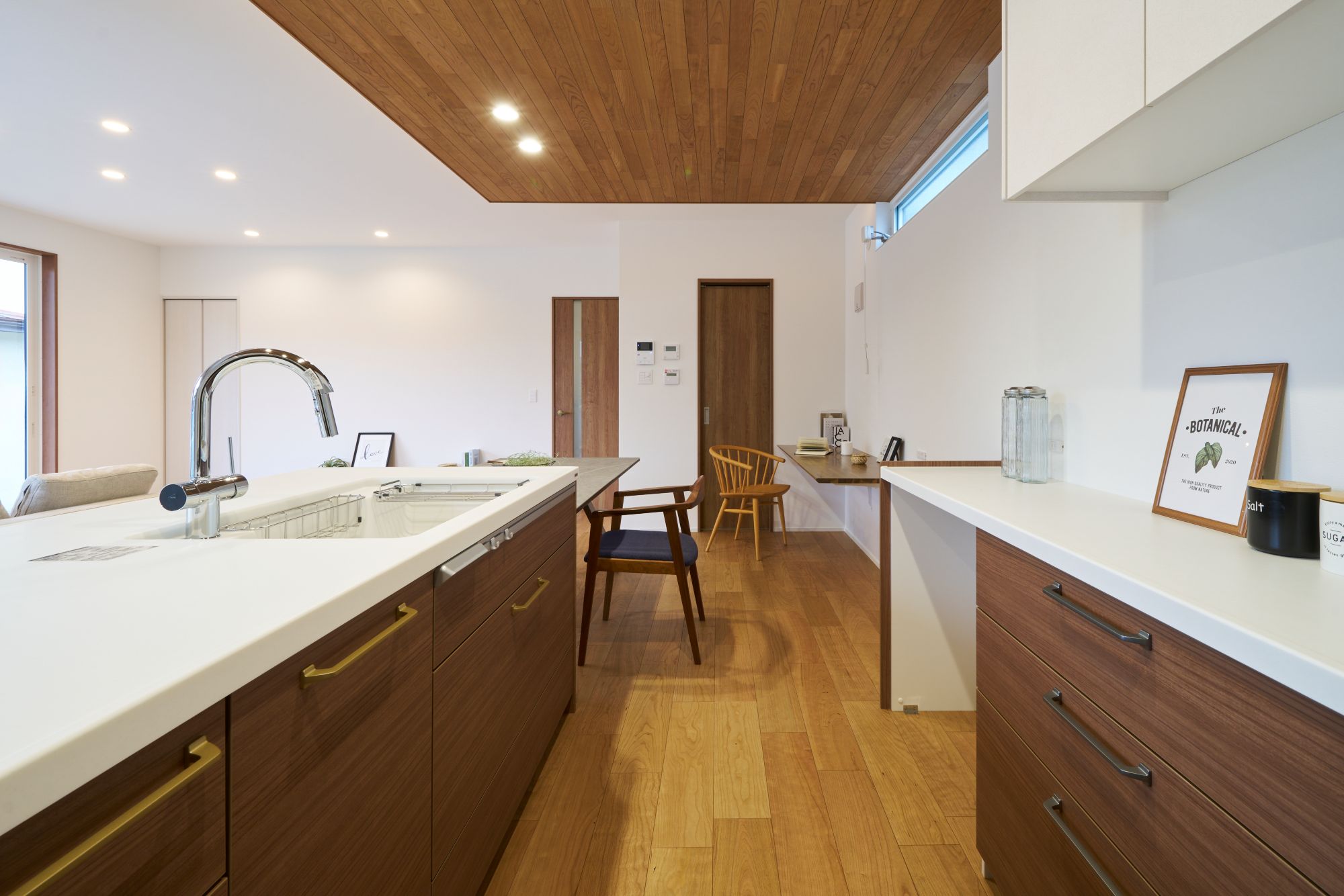 配膳も片付けもスムーズな横並びダイニング