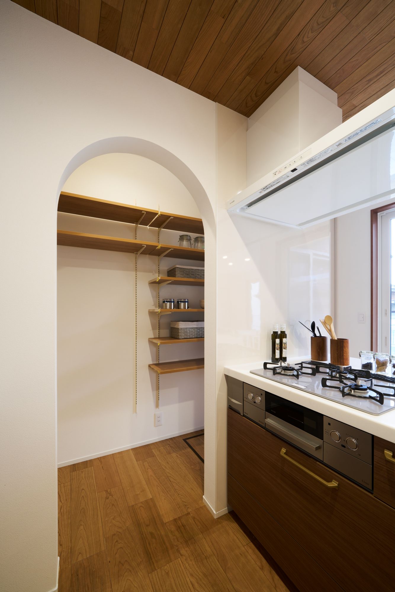 アーチ壁が可愛い、大容量の収納パントリー