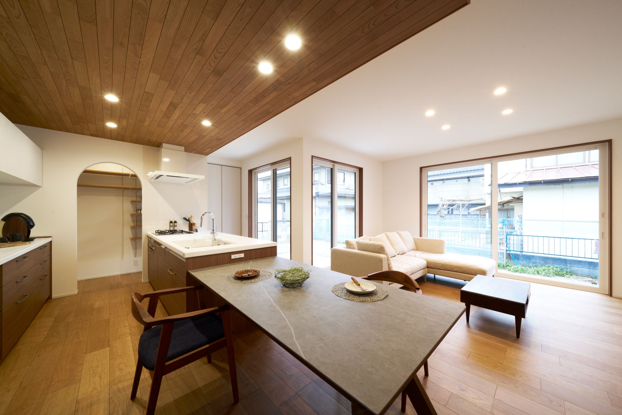 下がり天井で空間に変化をつけた大広間