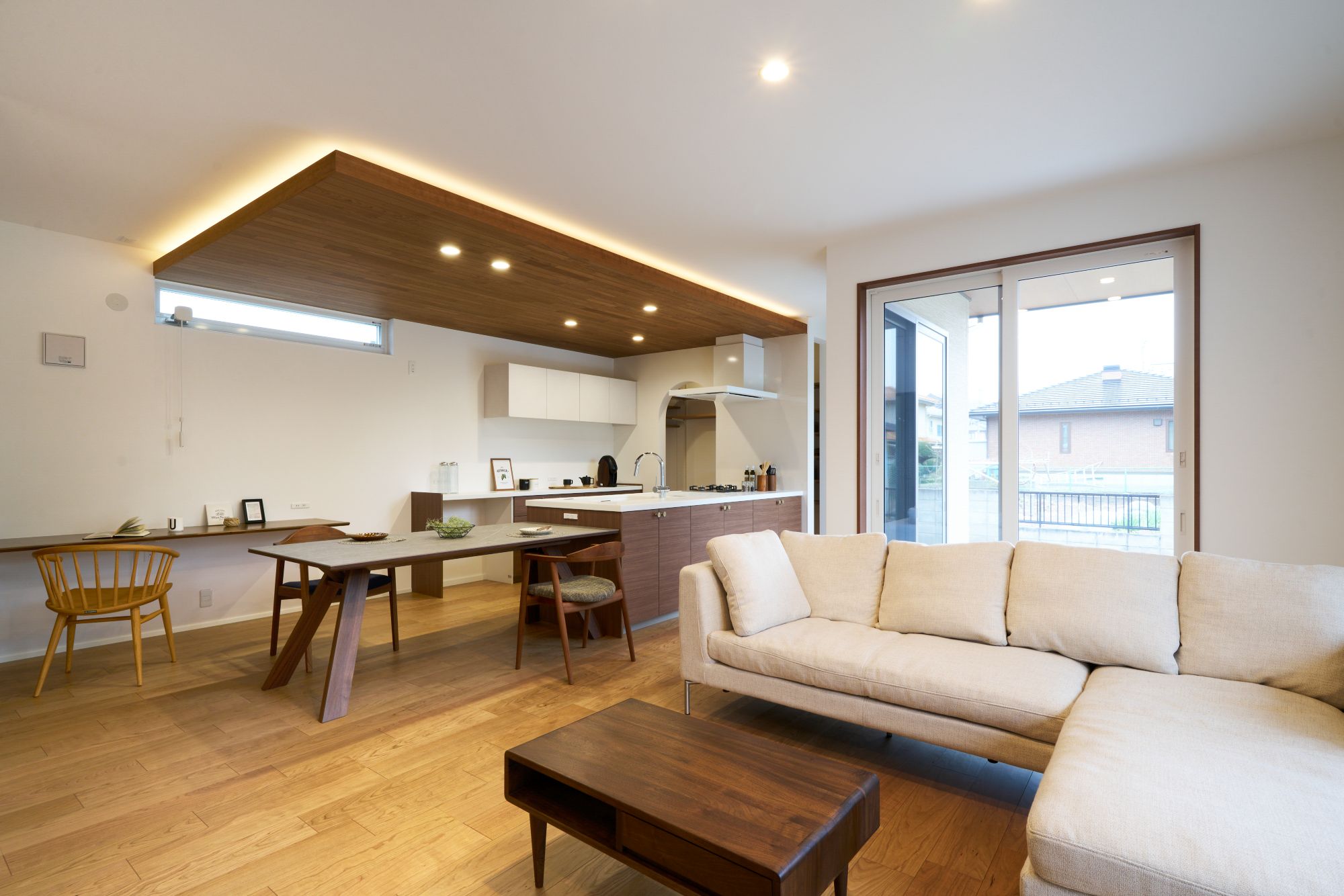 アウトドアリビングと繋がる大空間リビング