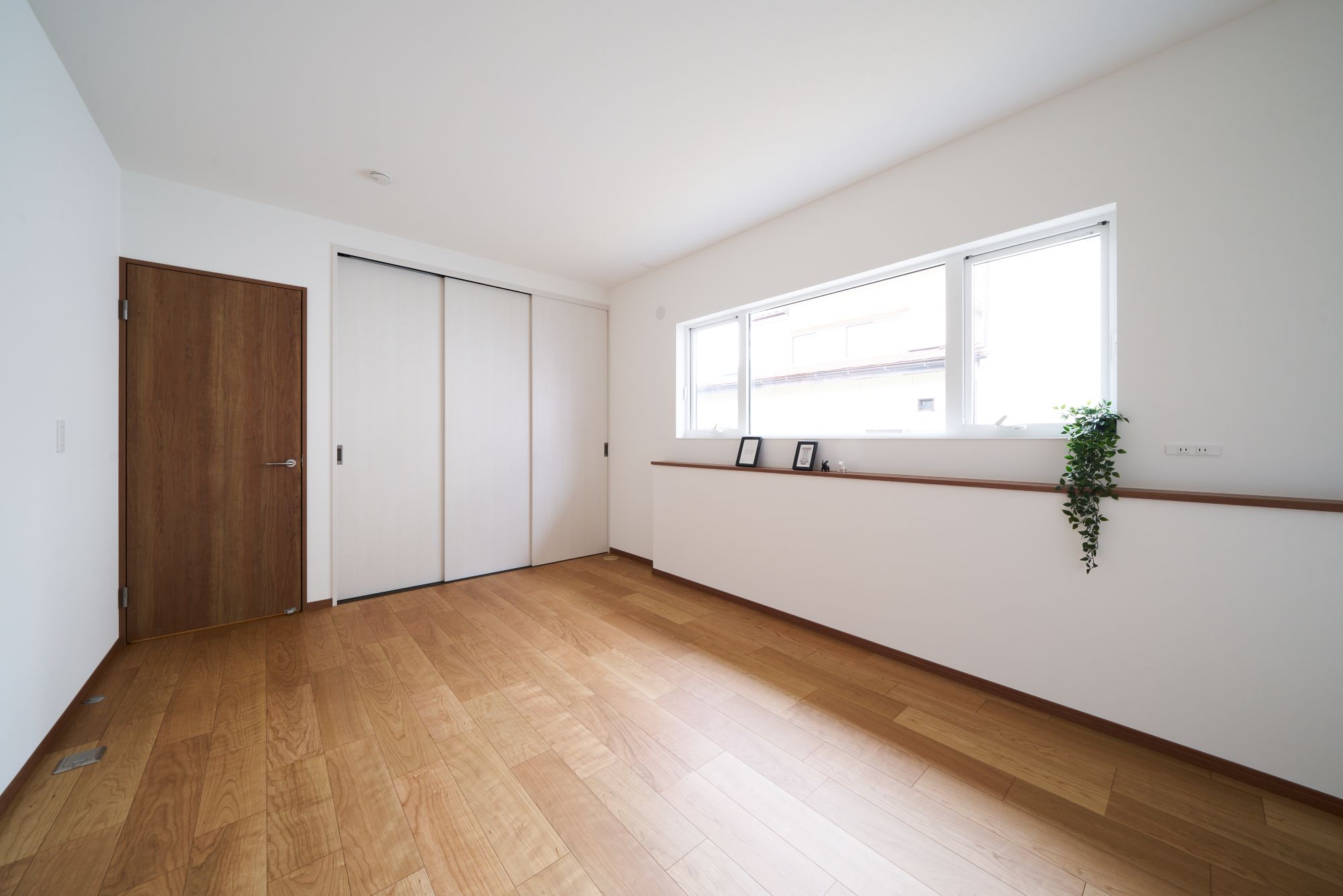 穏やかな光が差し込む、落ち着きの主寝室