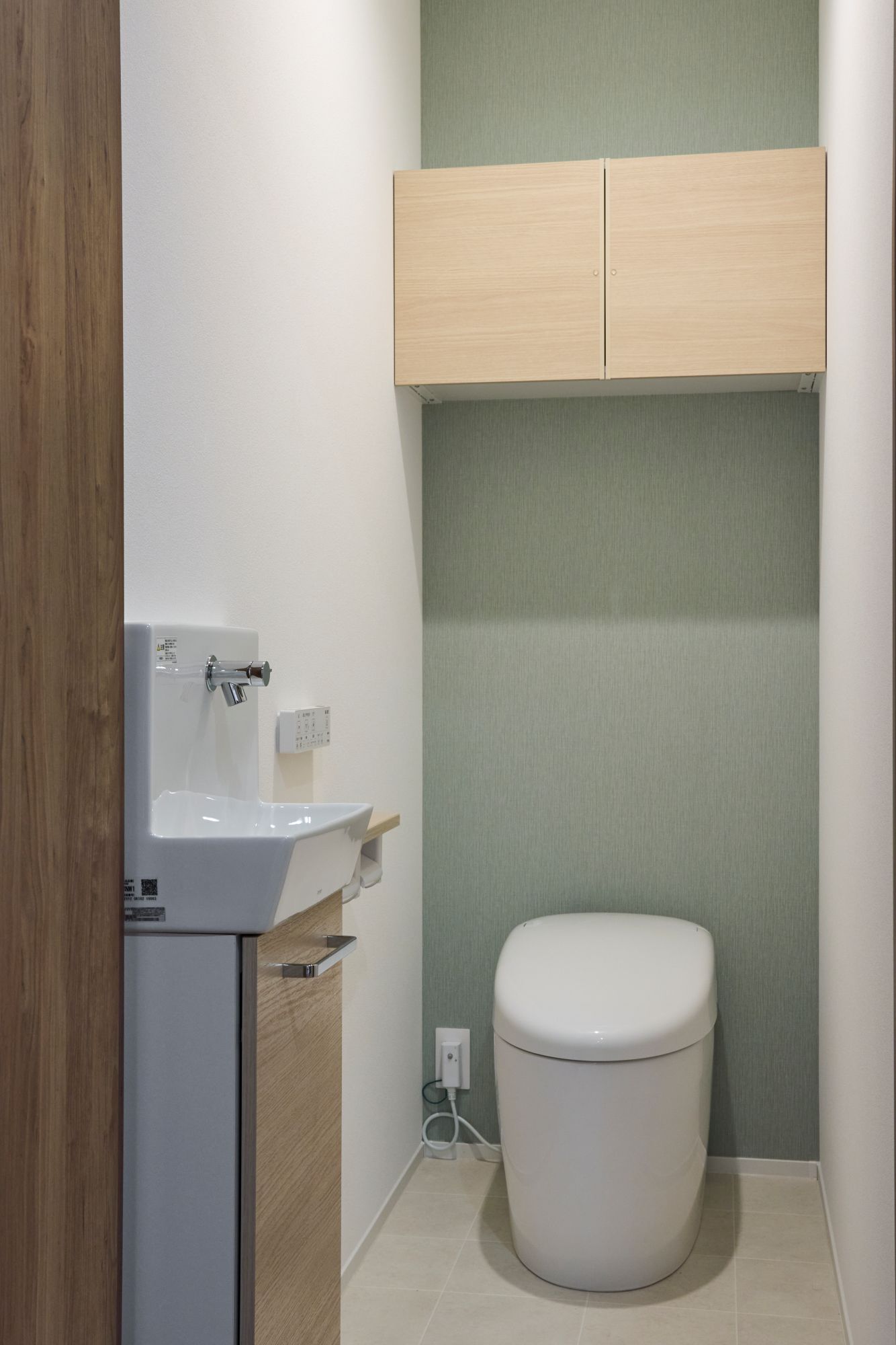 アクセントクロスが映える、モダンなトイレ